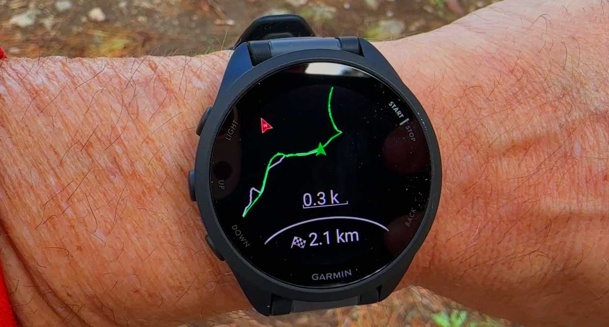 Con el Garmin Forerunner 165 podrás seguir un track cargado previamente o volver sobre tus pasos en tu propio recorrido.