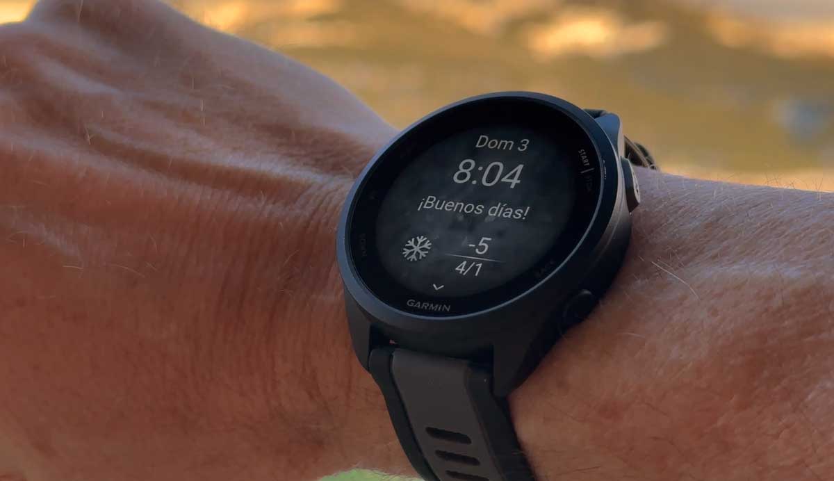 El informe matutino del Garmin Forerunner 165 incluye la climatología y la previsión del tiempo
