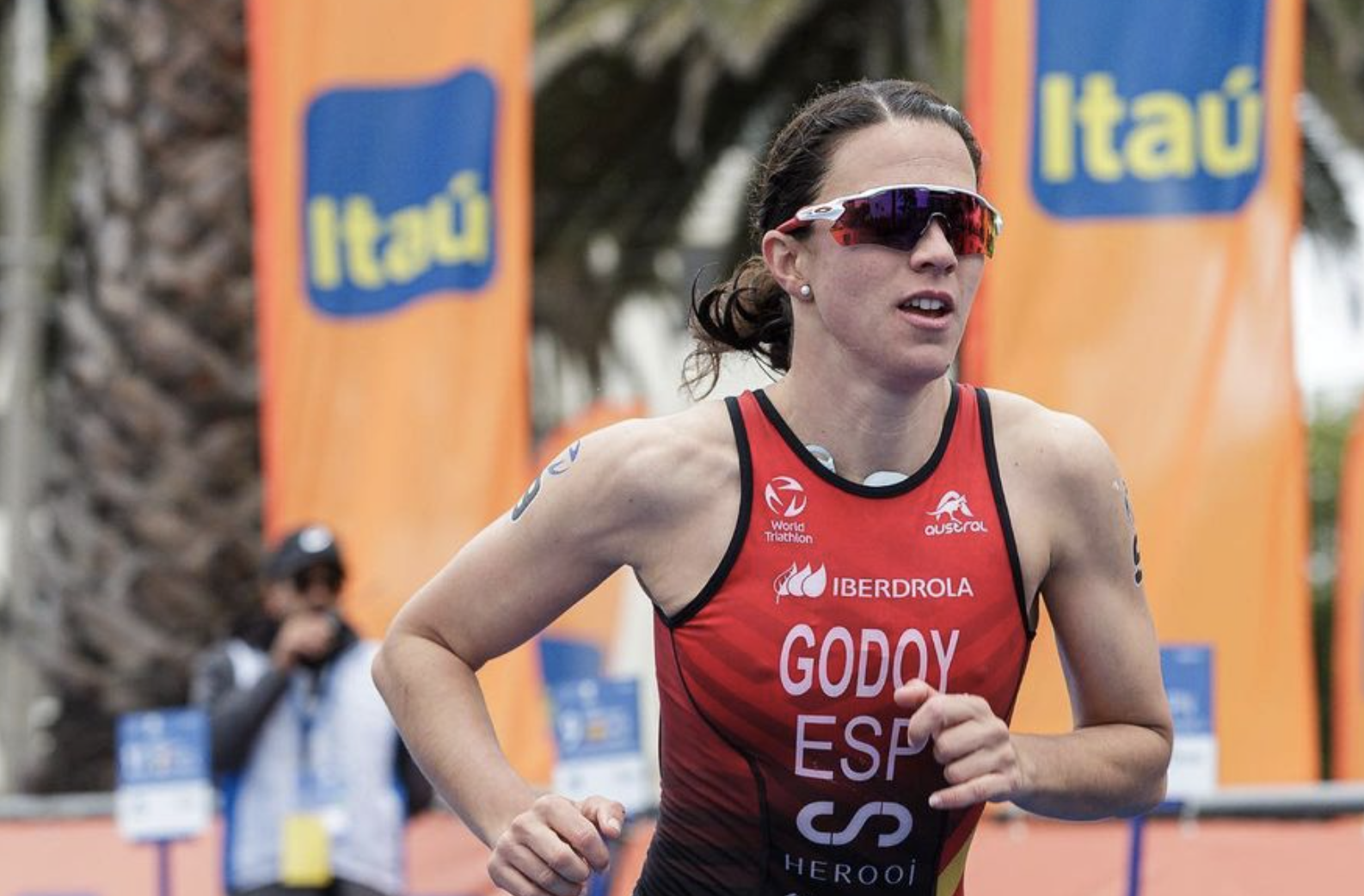 La triatleta barcelonesa acaba 6ª en las Series Mundiales de Yokohama.
