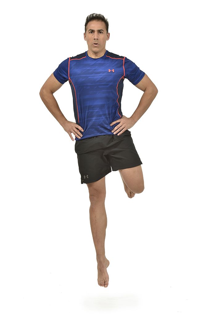 Salto extendiendo cadera, rodilla y tobillo y al recepcionar mantén el equilibrio