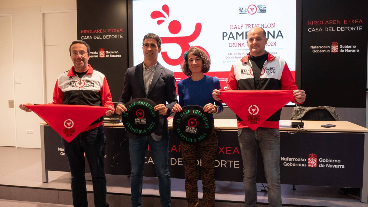 1.000 triatletas en el Campeonato de España de Triatlón y Aquabike Media Distancia de Pamplona.