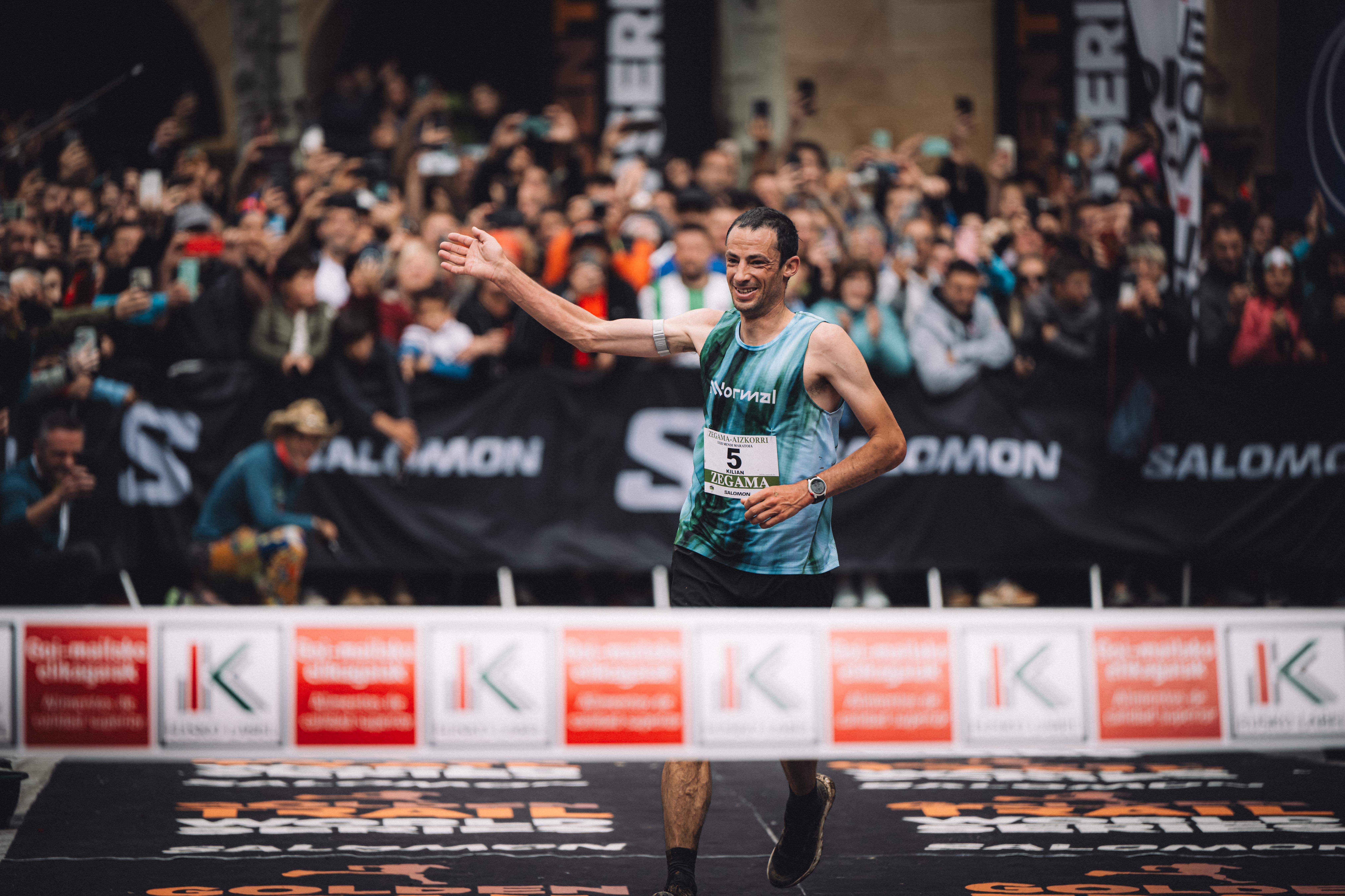 Kilian Jornet en la meta de Zegama Aizkorri logrando su 11ª victoria. FOTORUNNERS.