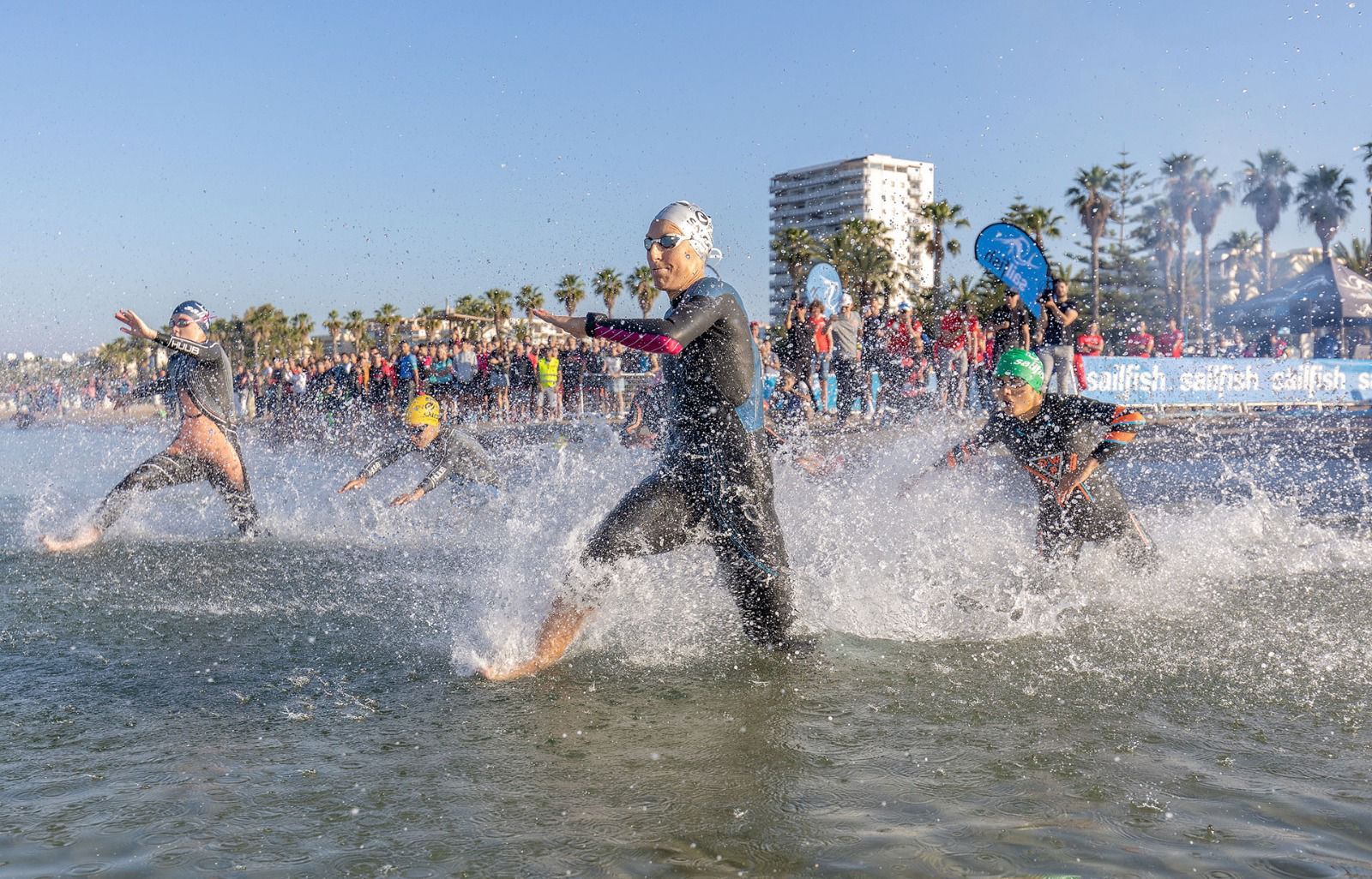 800 triatletas de todo el mundo se preparan para conquistar el OTSO Challenge Salou este domingo.