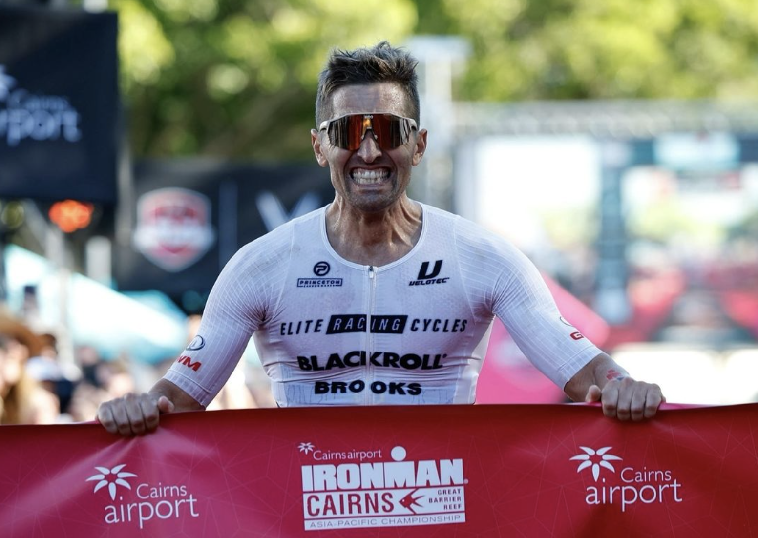 Hace cuatro meses casi le amputan el pie... este domingo ha ganado el IRONMAN de Cairns.
