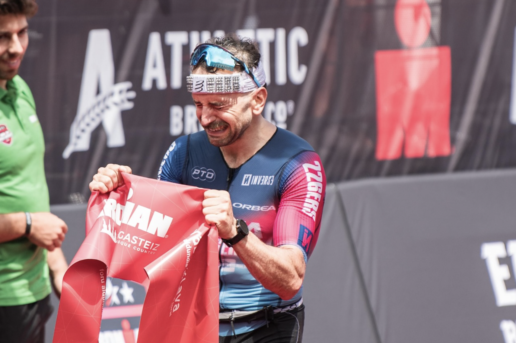 Álex Santamaría charla con el flamante ganador este domingo del IRONMAN de Vitoria.