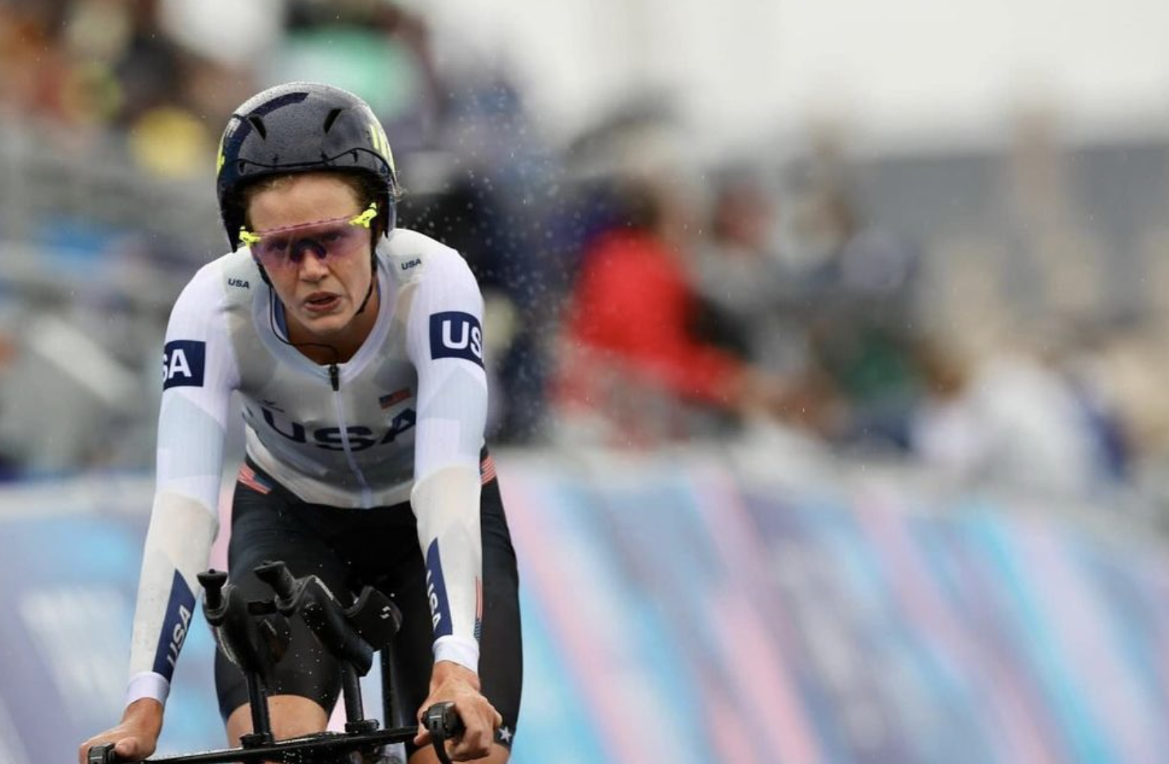 Tres caídas y un cambio de bici apartan a Taylor Knibb de la lucha por el oro en la crono de París.