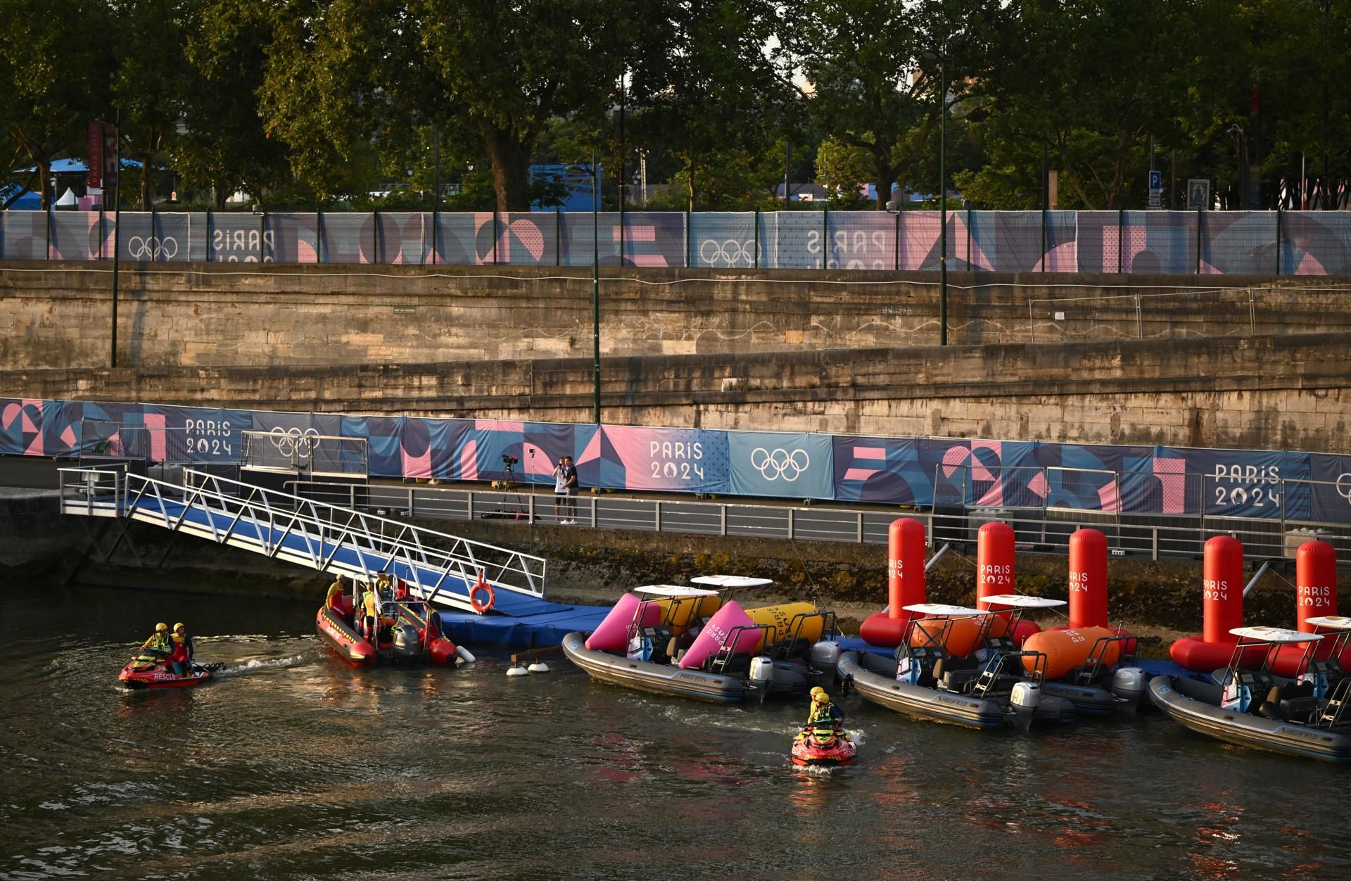 Área de competición del triatlón masculino este martes en el río Sena, en París. EFE:EPA:JOEL CARRETT