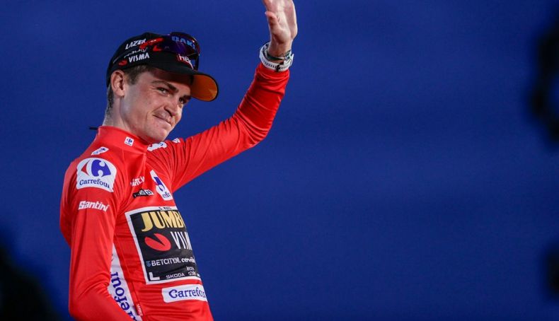 sepp kuss en el podio como ganador de la pasada vuelta a espana