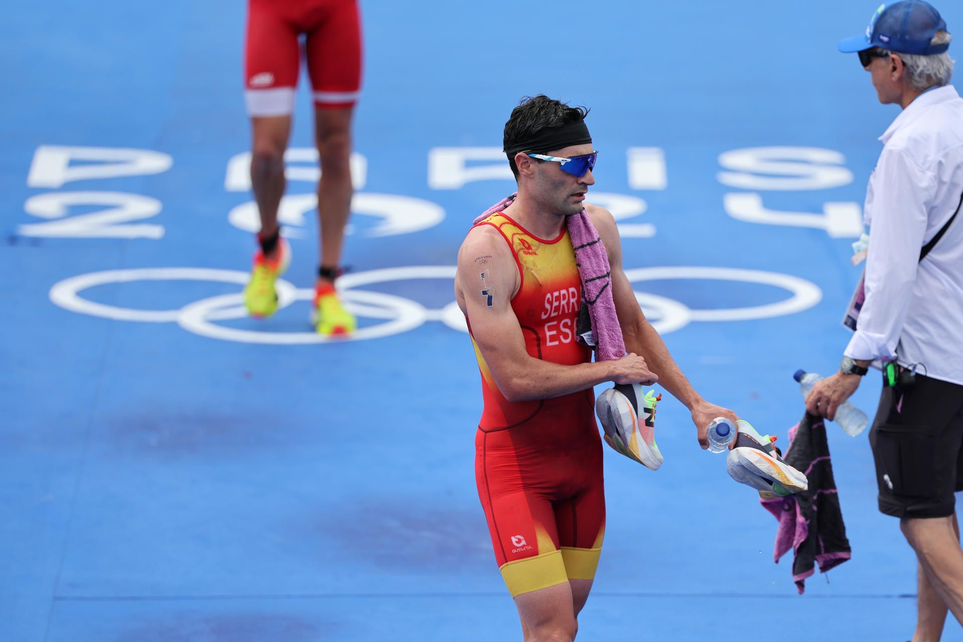 El triatleta gallego Antonio Serrat, tras cruzar la meta en la prueba de triatlón masculino. EFE: Miguel Gutiérrez