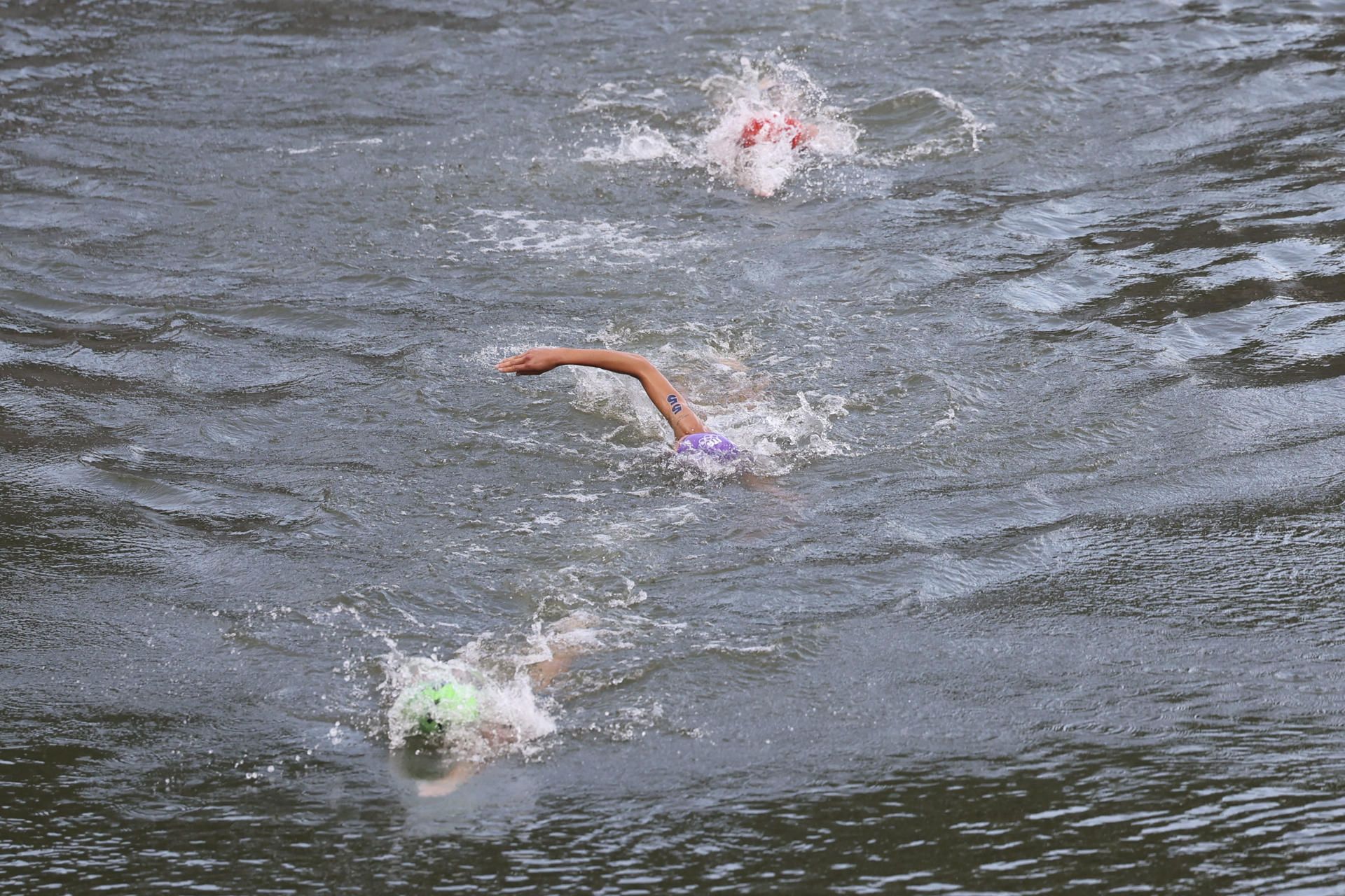 La triateta italiana Bianca Seregni disputa en el río Sena la primera etapa de la prueba de triatlón femenino de los Juegos Olímpicos de París 2024. EFE: Miguel Gutiérrez