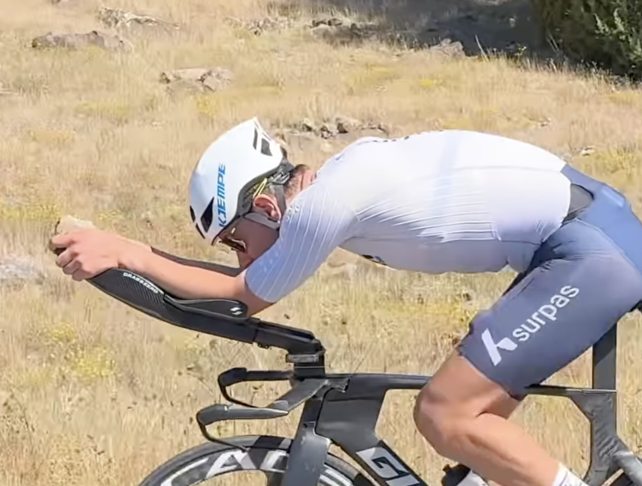 Gustav Iden en su bici de crono.