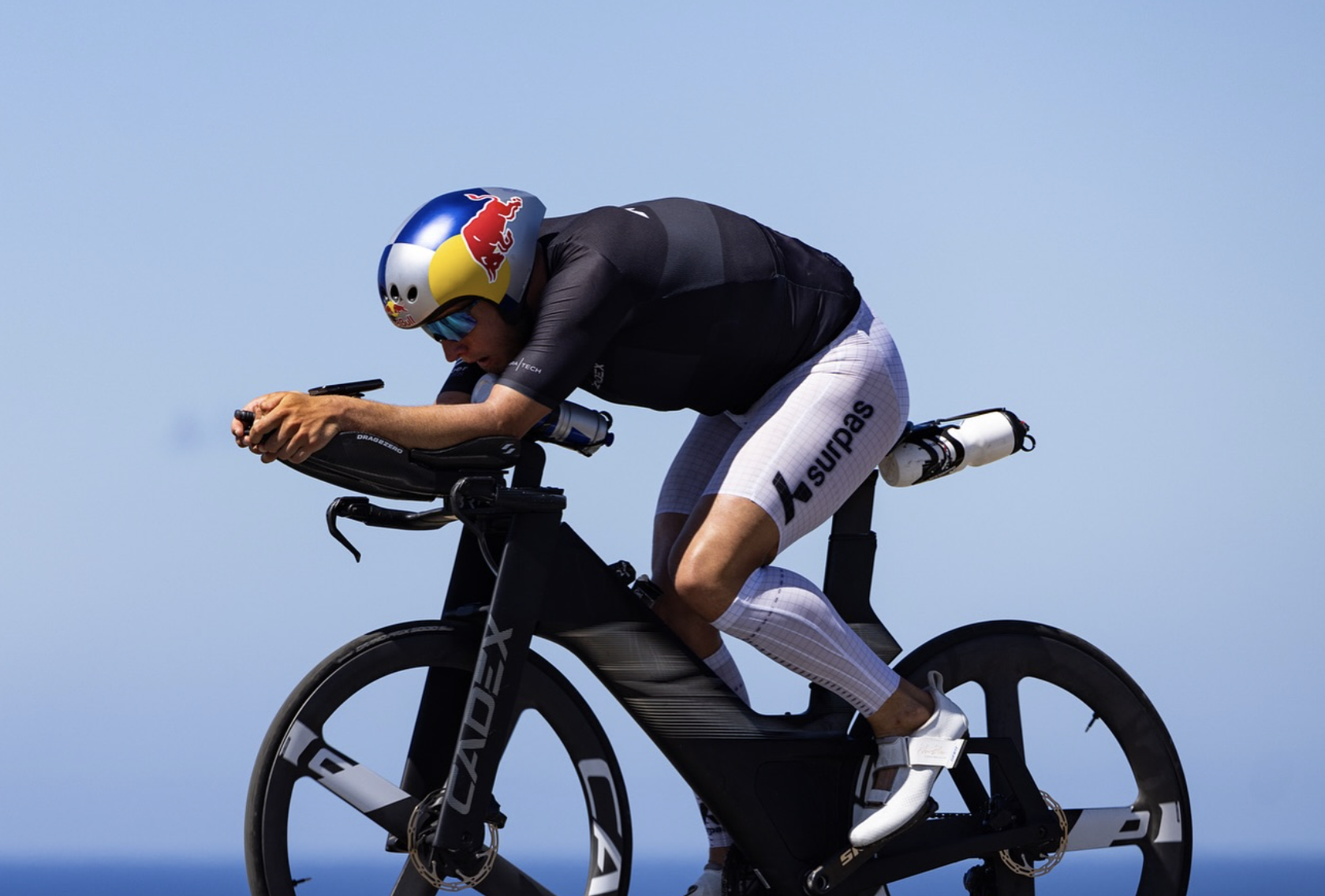 Kristian Blummenfelt también se tumba sobre la bici de crono.