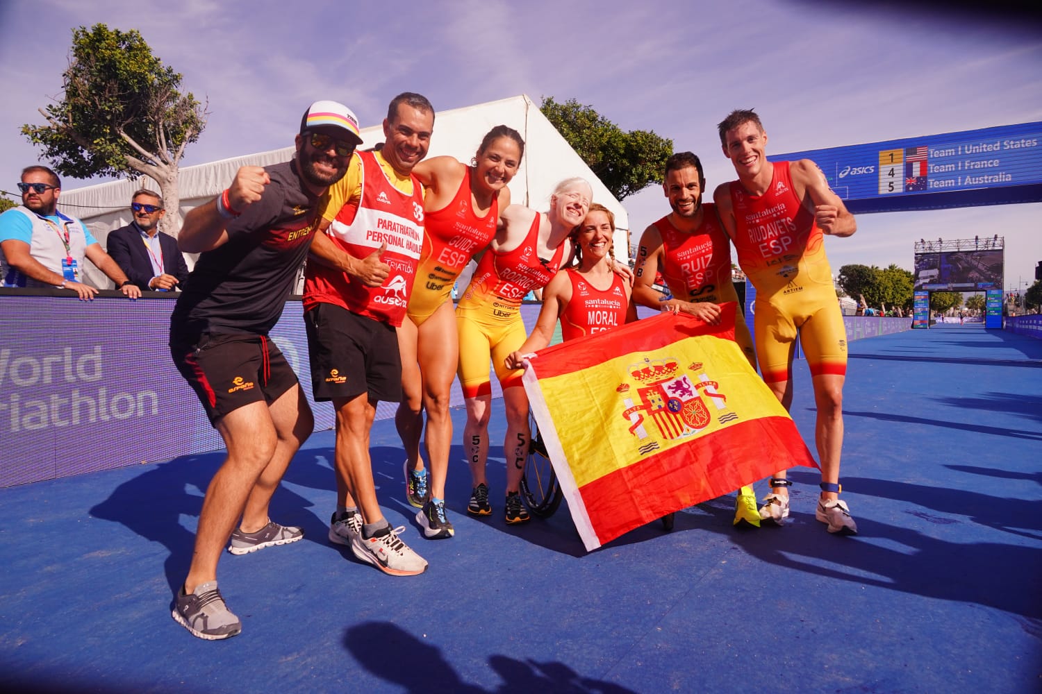España logra el bronce en el primer Relevo Mixto de Triatlón Paralímpico de la historia.
