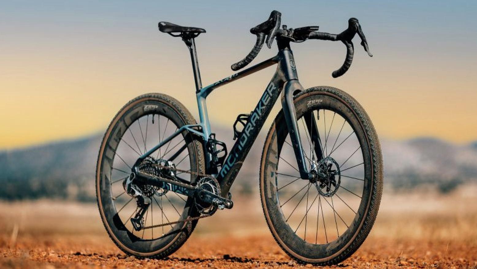 Mondraker estrena su primera gravel no eléctrica, la Arid Carbon, con cuatro montajes.
