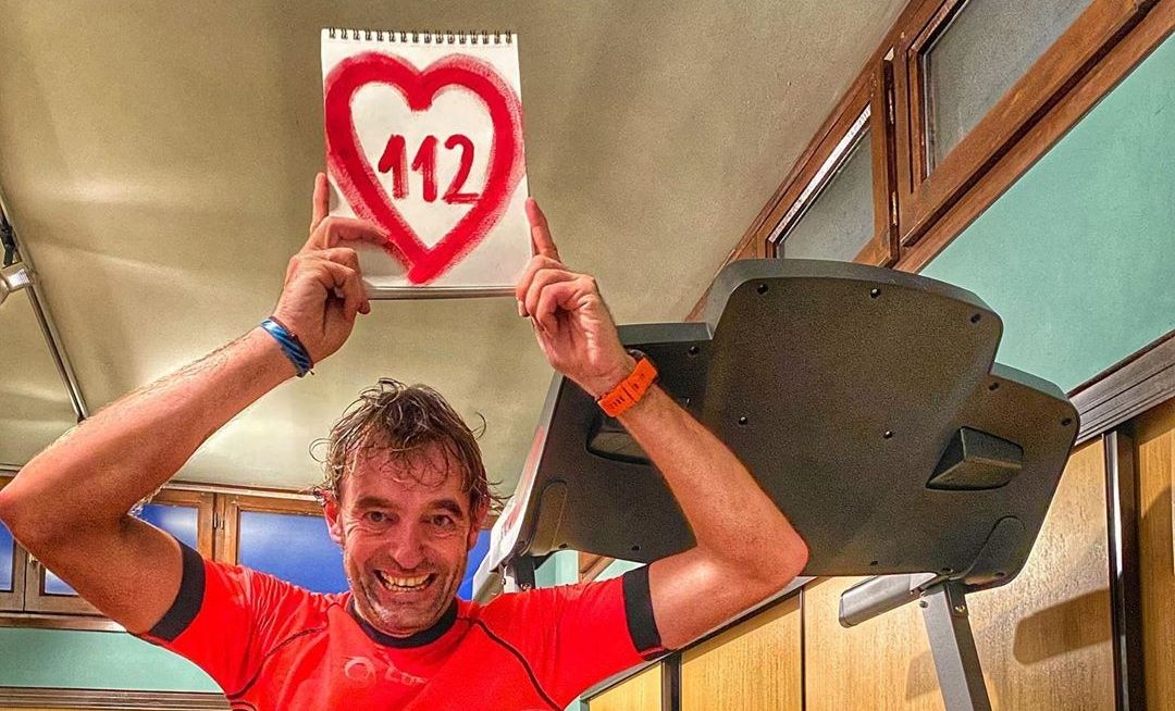 Ricardo Abad corre 112 km en cinta por la curación de su madre.