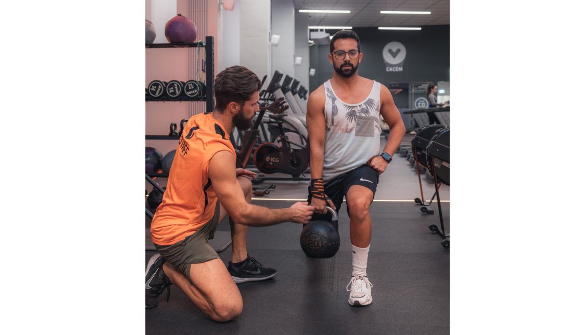 VivaGym entrenamiento de Fuerza corredor.Zancada lateral