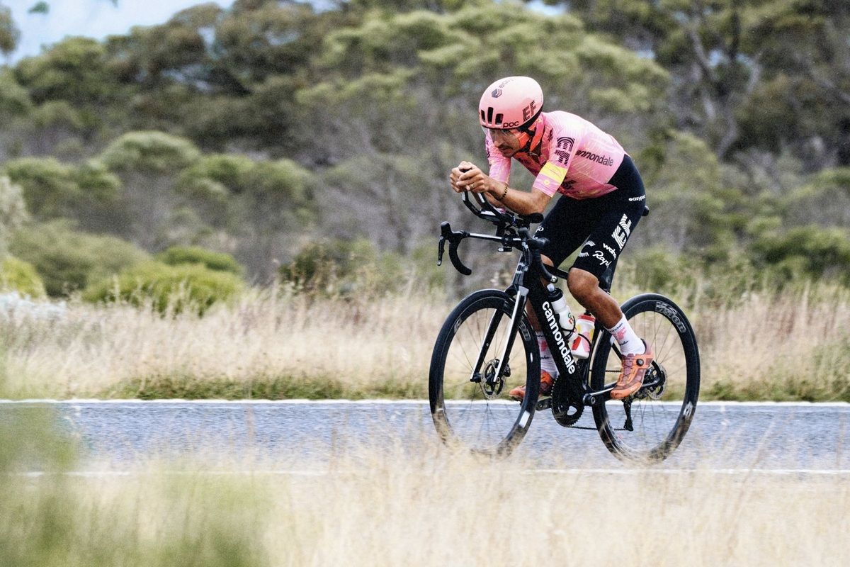 Lachlan Morton recorriendo Australia sobre una Cannondale Synapse prototipo Lachlan Morton recorriendo Australia sobre una Cannondale Synapse prototipo