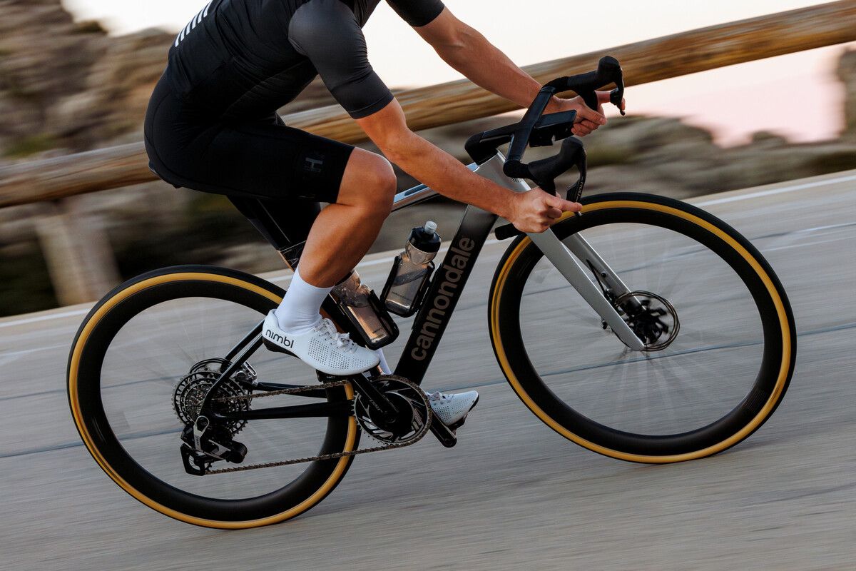 La Cannondale Synapse cuenta con discretas fijaciones para una bolsa en el tubo superior y guardabarros. La Cannondale Synapse cuenta con discretas fijaciones para una bolsa en el tubo superior y guardabarros.