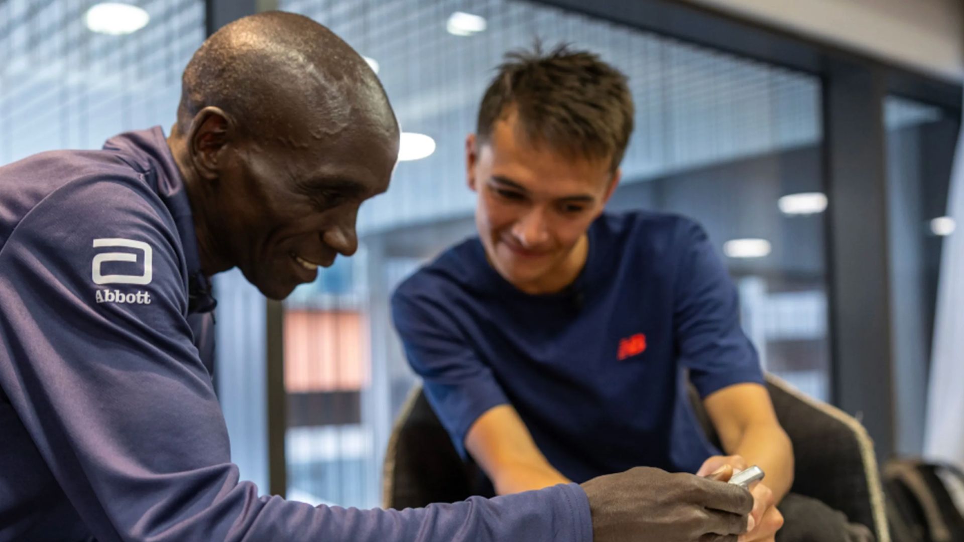 Alex Yee y Eliud Kipchoge analizan los datos del maratón