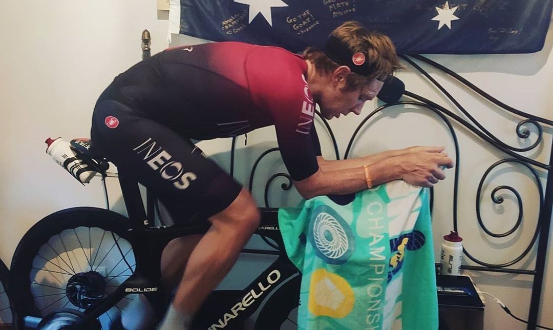 Cameron Wurf se codea con los 'gallos' del INEOS en la subida virtual al Alpe d'Huez.