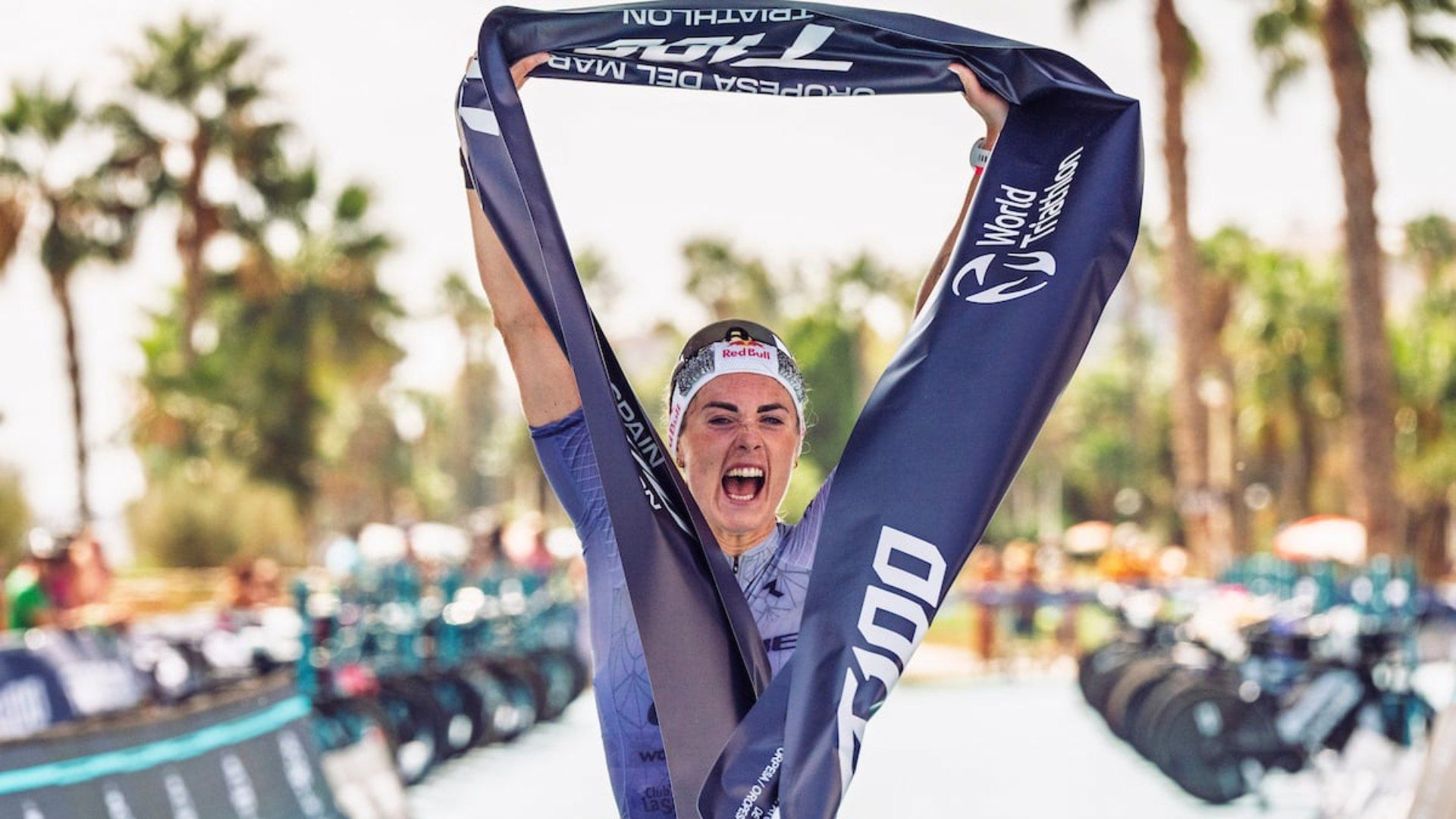 Lucy Charles conquista el T100 de Oropesa de Mar; Sara Pérez acaba 10ª