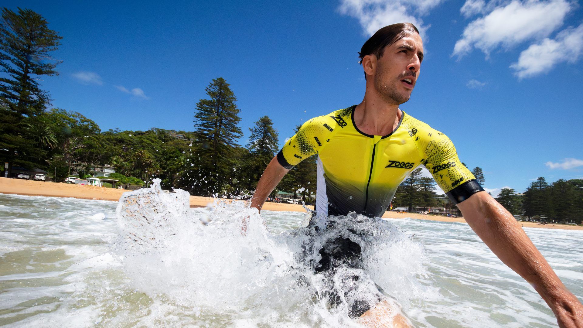 Zoggs amplía su gama técnica con los nuevos tritrajes Predator SS26.