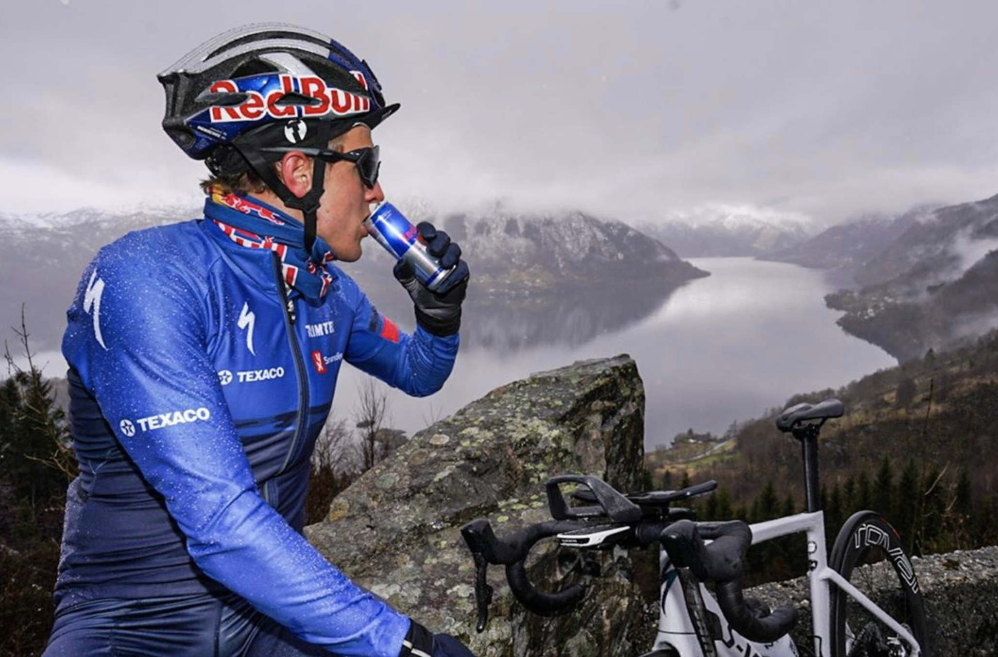 El 'toro' Blummenfelt hace "la mejor salida en bici hasta ahora de mi vida": 336 km en 11 horas.