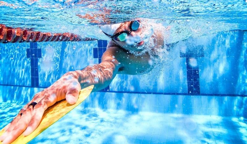 Mario Mola, durante una sesión de natación con palas.