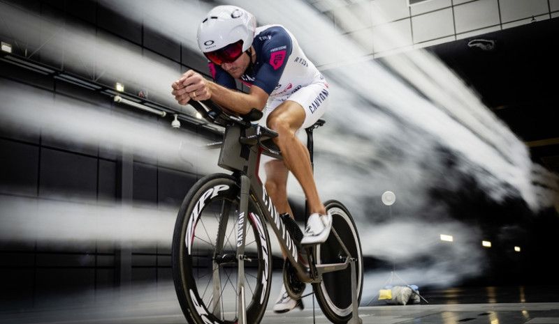 Mario Mola, 'luchando' contra el drag