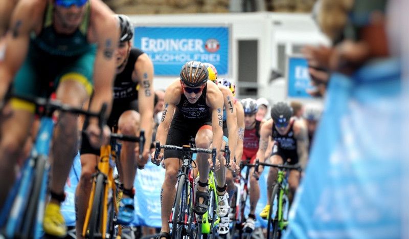 Un grupo numeroso de triatletas en las WTS de Hamburgo 2018.