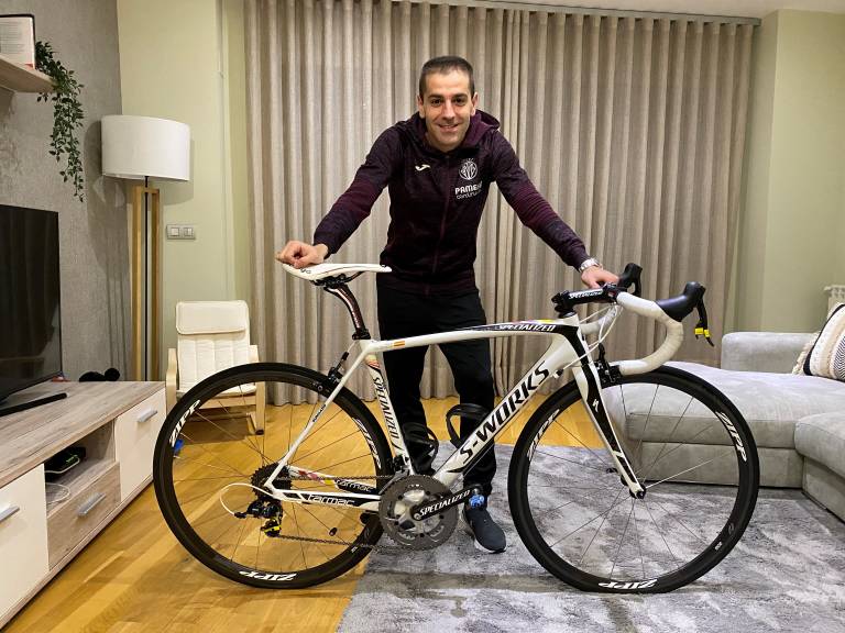 Rubén Peña, futbolista del Villarreal, se hace con la bici solidaria de Alberto Contador.