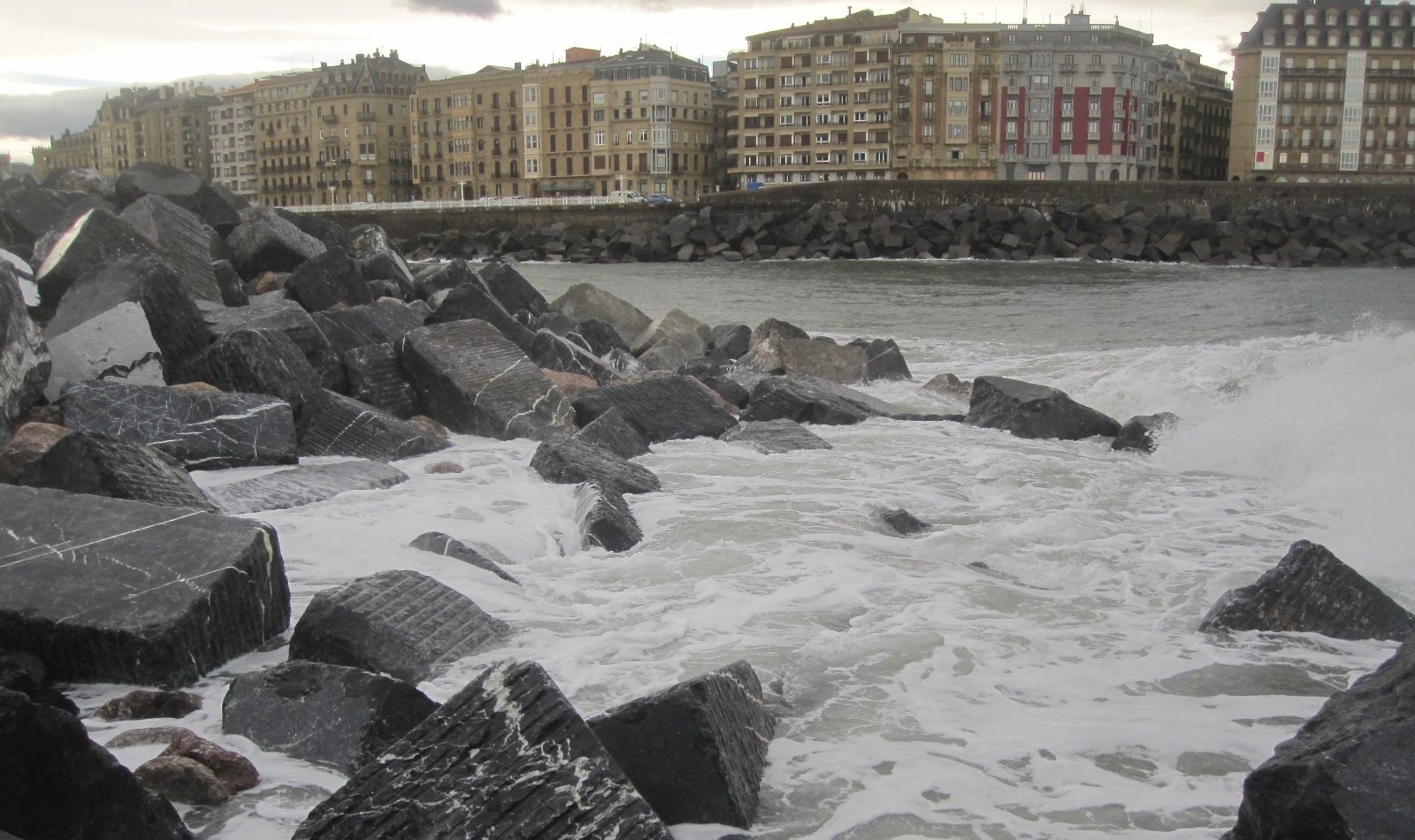 Rescatado un nadador de 60 años en el espigón donostiarra de la Zurriola.