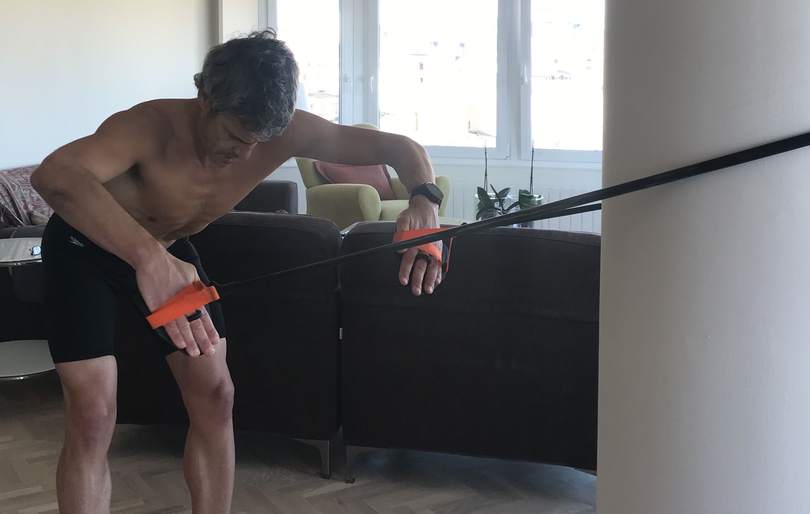 Entrenando la natación en seco: así son las gomas elásticas con palas de Buddyswim.
