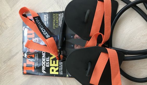 Entrenando la natación en seco: así son las gomas elásticas con palas de Buddyswim. Entrenando la natación en seco: así son las gomas elásticas con palas de Buddyswim.