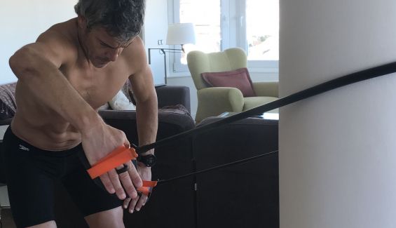 Entrenando la natación en seco: así son las gomas elásticas con palas de Buddyswim. Entrenando la natación en seco: así son las gomas elásticas con palas de Buddyswim.