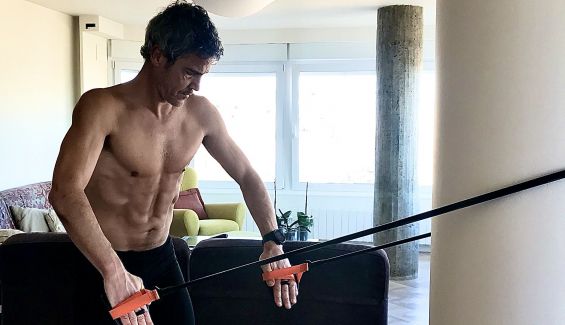 Entrenando la natación en seco: así son las gomas elásticas con palas de Buddyswim. Entrenando la natación en seco: así son las gomas elásticas con palas de Buddyswim.