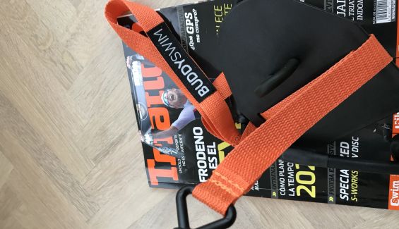 Entrenando la natación en seco: así son las gomas elásticas con palas de Buddyswim. Entrenando la natación en seco: así son las gomas elásticas con palas de Buddyswim.