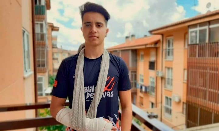 Atropellan al joven triatleta Sergio Muñoz en el primer día de entrenamiento en Plasencia. Atropellan al joven triatleta Sergio Muñoz en el primer día de entrenamiento en Plasencia.