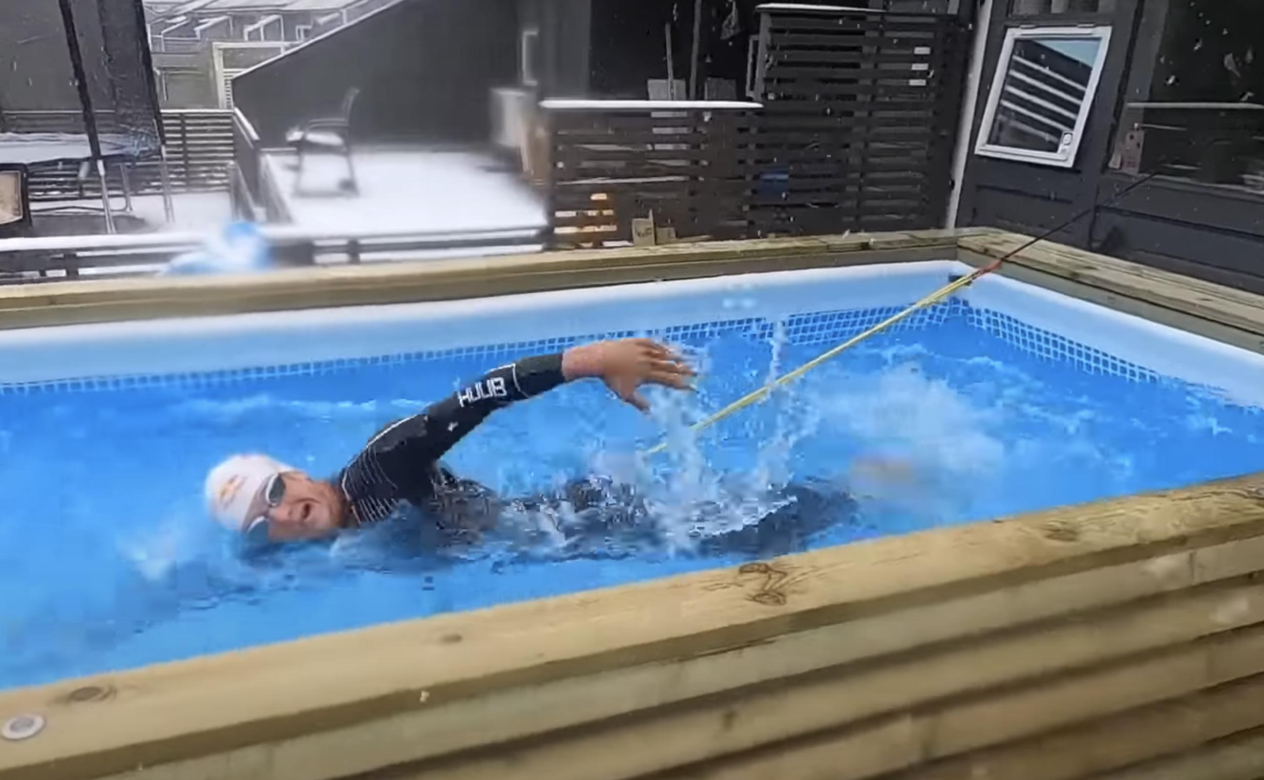 [VÍDEO] El 'toro' Blummenfelt... ¡¡una hora nadando bajo la nieve en la piscina del jardín!!