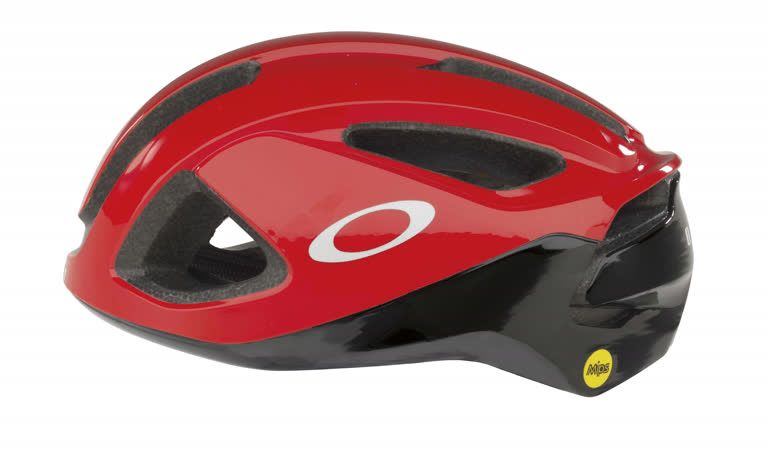 Cascos y la ropa de ciclismo Oakley