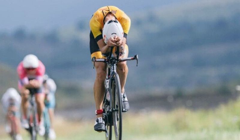 Diego Paredes, en el segmento de ciclismo del Triathlon Vitoria-Gasteiz (foto: Imanol Mujika).