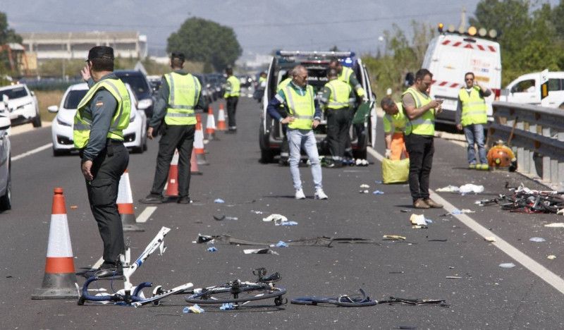  Agentes de la Guardia Civil y de Emergencias en la N-332, entre las localidades de Oliva y Denia, donde una conductora arrolló el pasado año a un grupo de ciclistas (EFE). 
