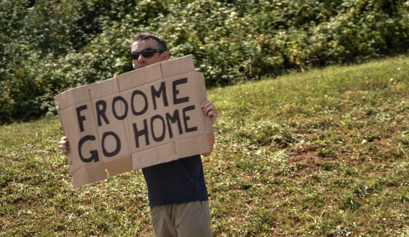 Un aficionado muestra una pancarta contra Froome durante la primera etapa (AFP).