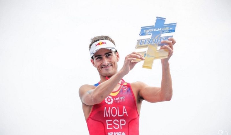 Mario Mola, en el podio de Yokohama como líder de las Series Mundiales de Triatlón 2018.