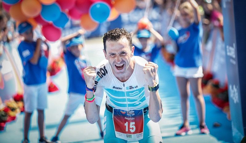 Alejandro Santamaría, en la meta del Triathlon Vitoria-Gasteiz 2018.
