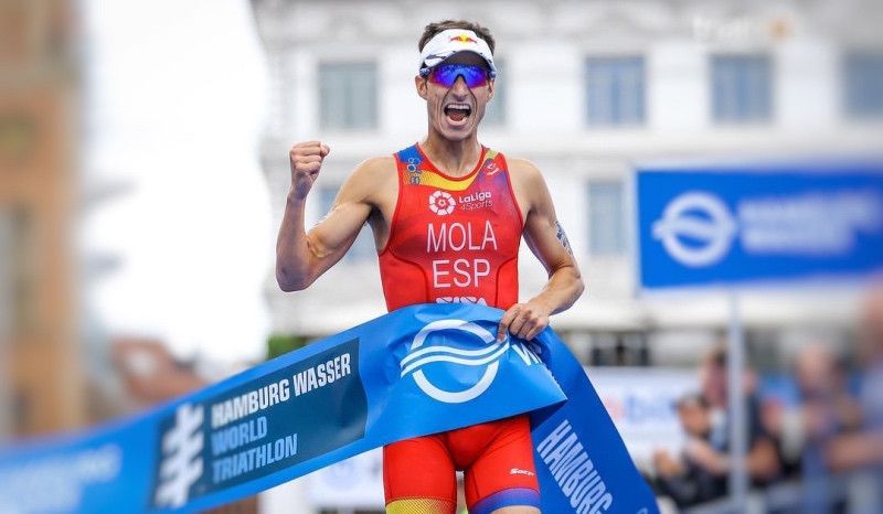 Mario Mola, en la linea de meta de la prueba WTS de Hamburgo.