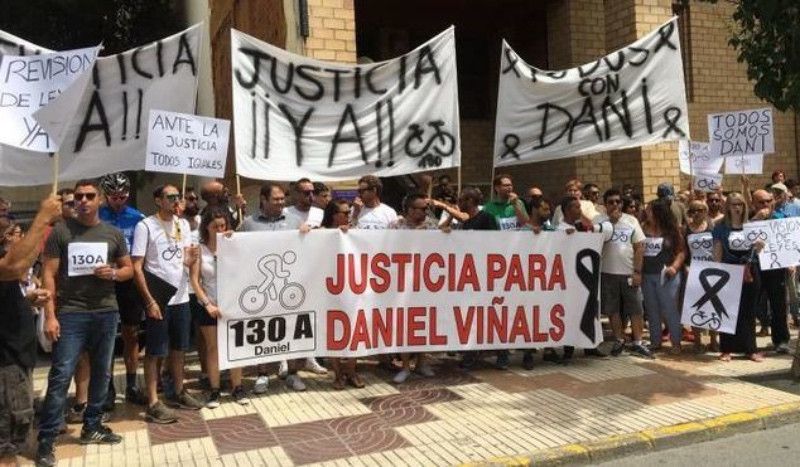 Familiares y amigos del ciclista fallecido se manifiestan pidiendo "justicia".