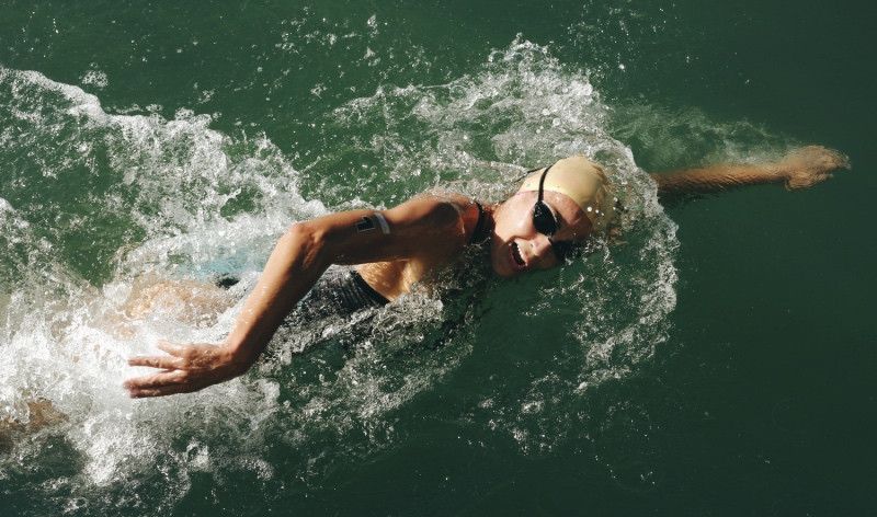 Sara Pérez, en la plena disputa del segmento de natación de un triatlón.