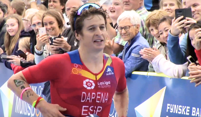Pablo Dapena, entrando en meta en el Campeonato del Mundo ITU de Larga Distancia 2018.