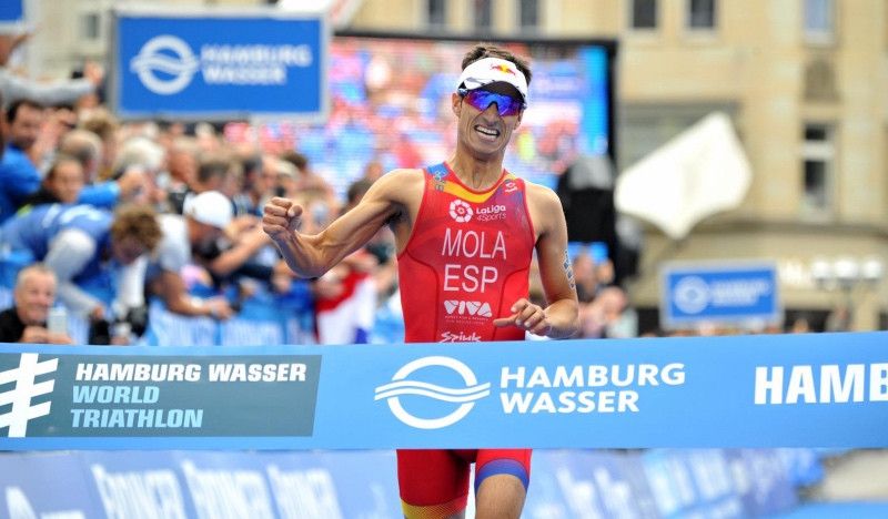 Mario Mola, entrando en la meta de Hamburgo.